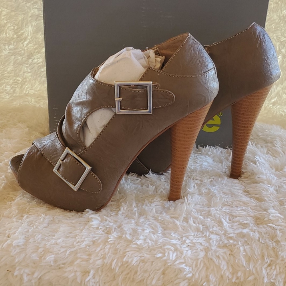 Stylish booties - Picture 2 of 6